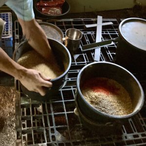 養鶏のルーティン①給餌_唐辛子粉と微生物飼料を混ぜ込んだ配合飼料を1日17kg(120g羽)。